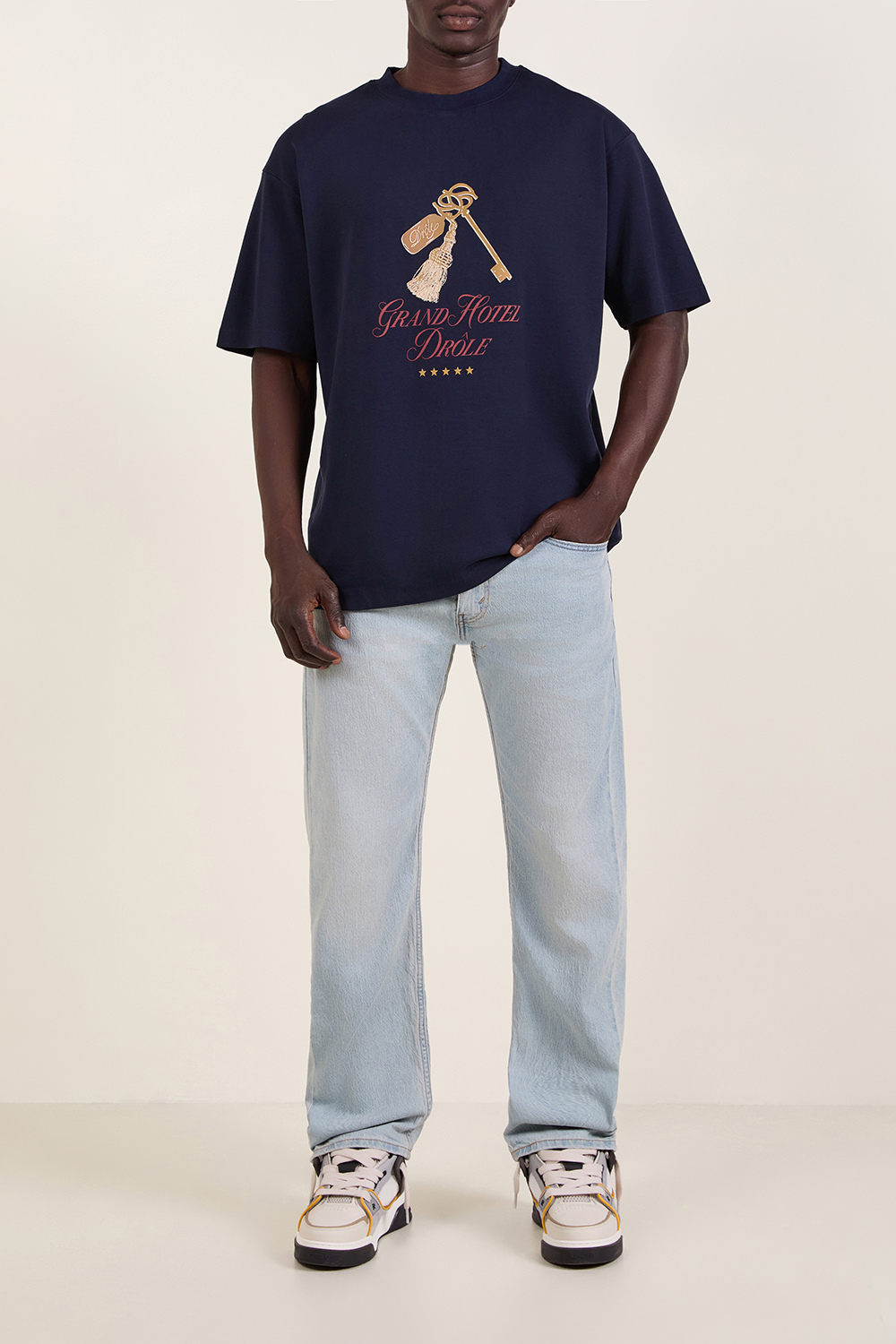 תמונת כל הלוק של חולצת טי גראנד הוטל